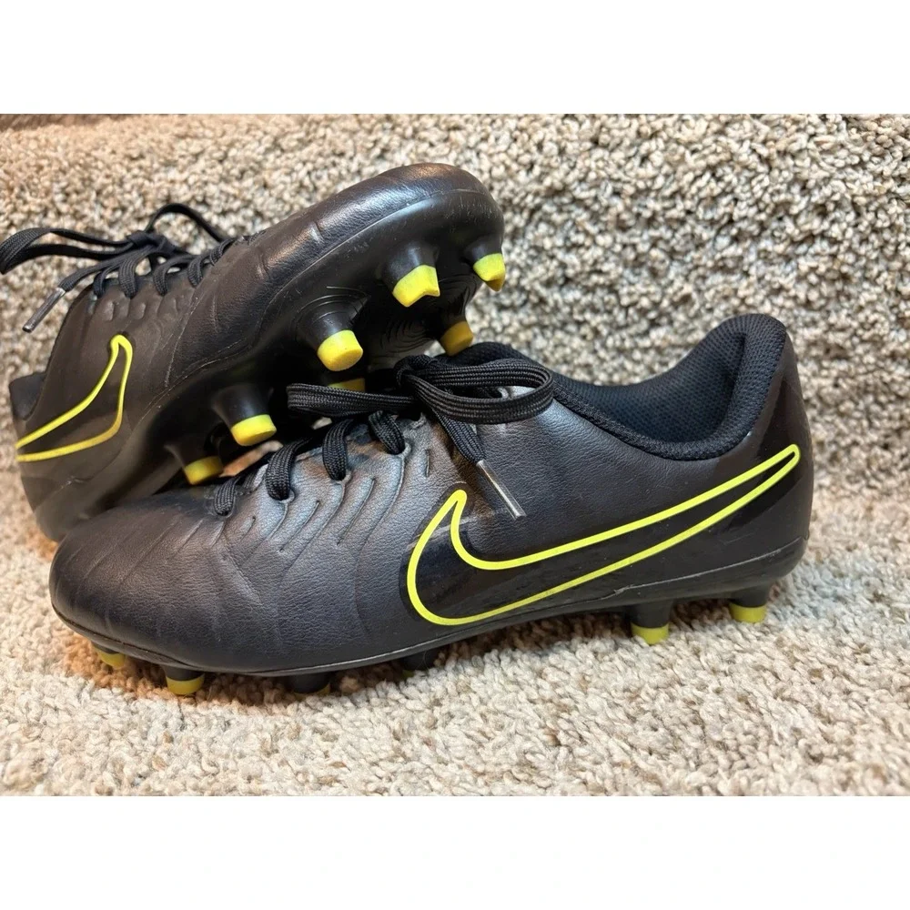 Nike Jr. Tiempo Legend 10 Club firm ground soccer cleats 5Y black new cond